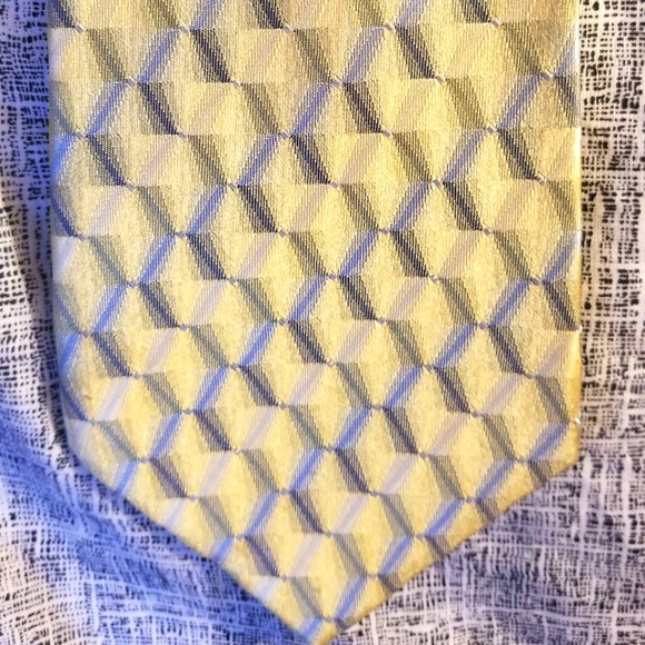 Pre Tied Van Heusen Golden Tie - Picture 2 of 4